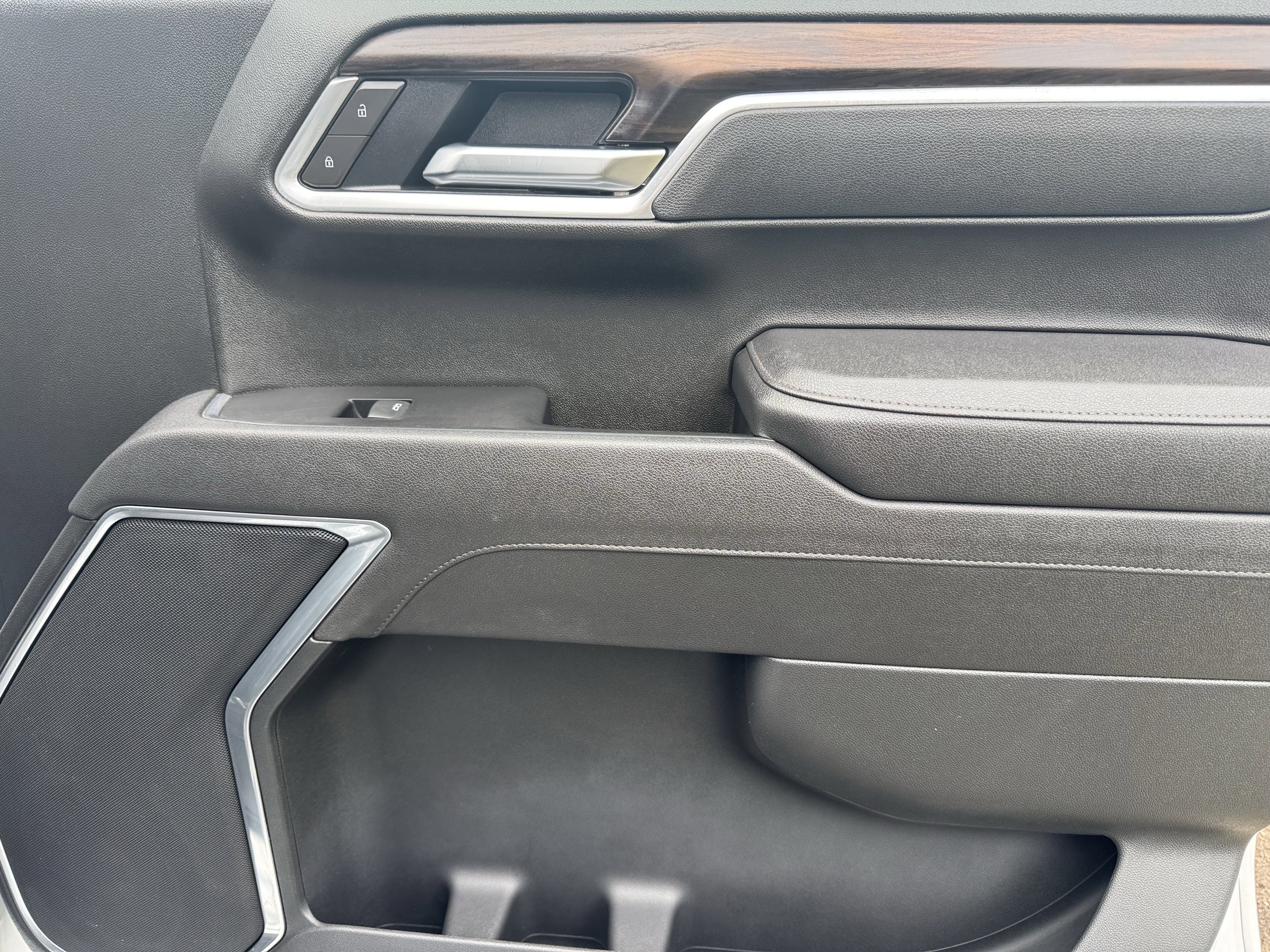 2025 GMC Sierra 1500 SLT - Photo 25