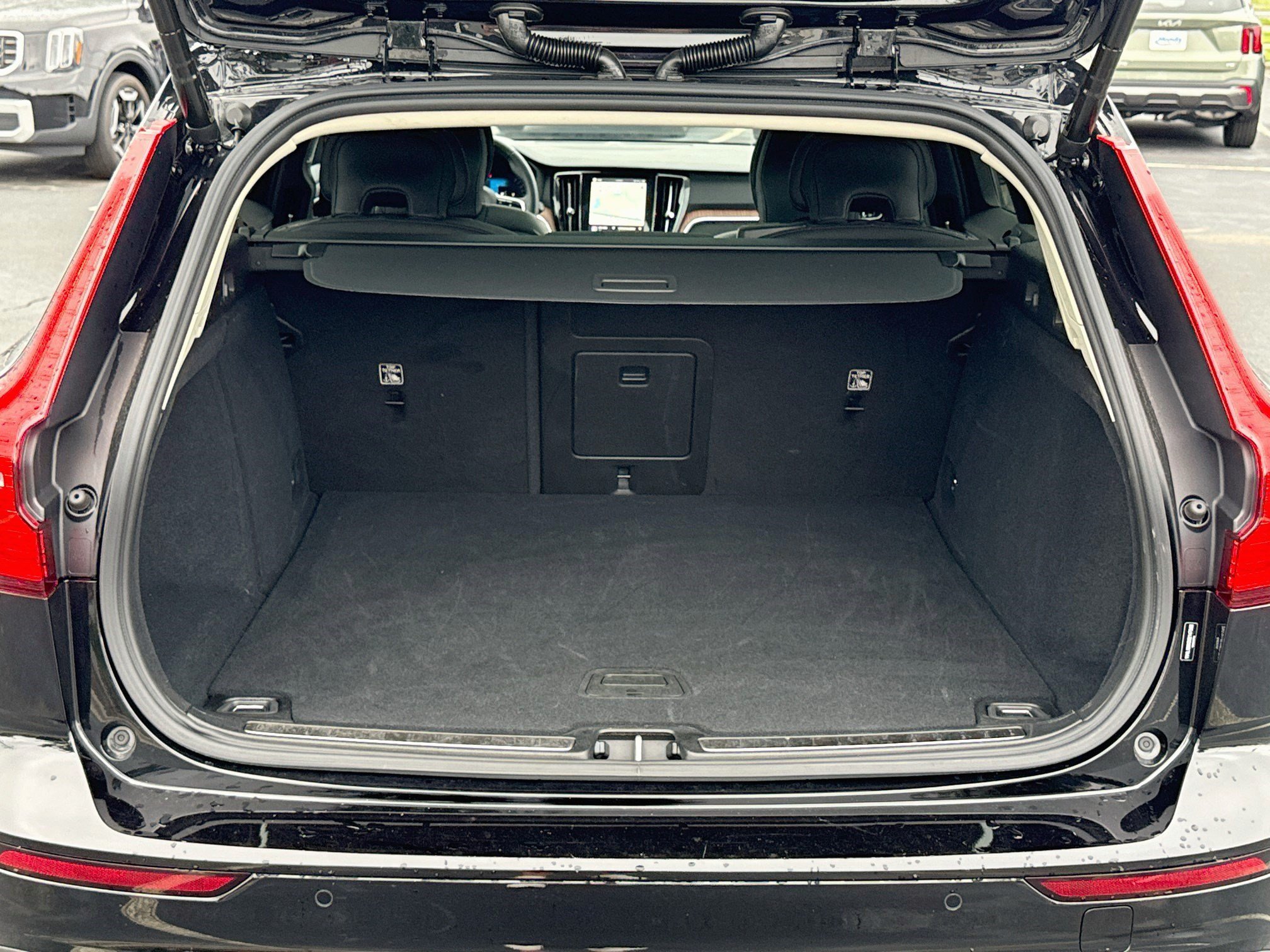 Used 2025 Onyx Black Metallic Volvo Plus image 24