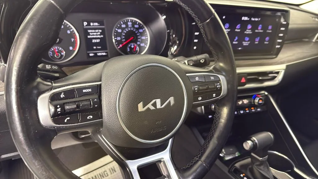 Used 2022 White Kia EX image 23