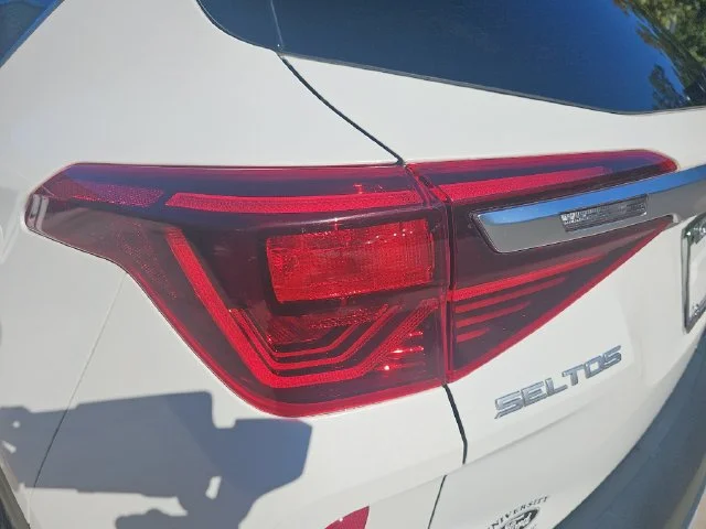 Used 2023 White Kia S image 31