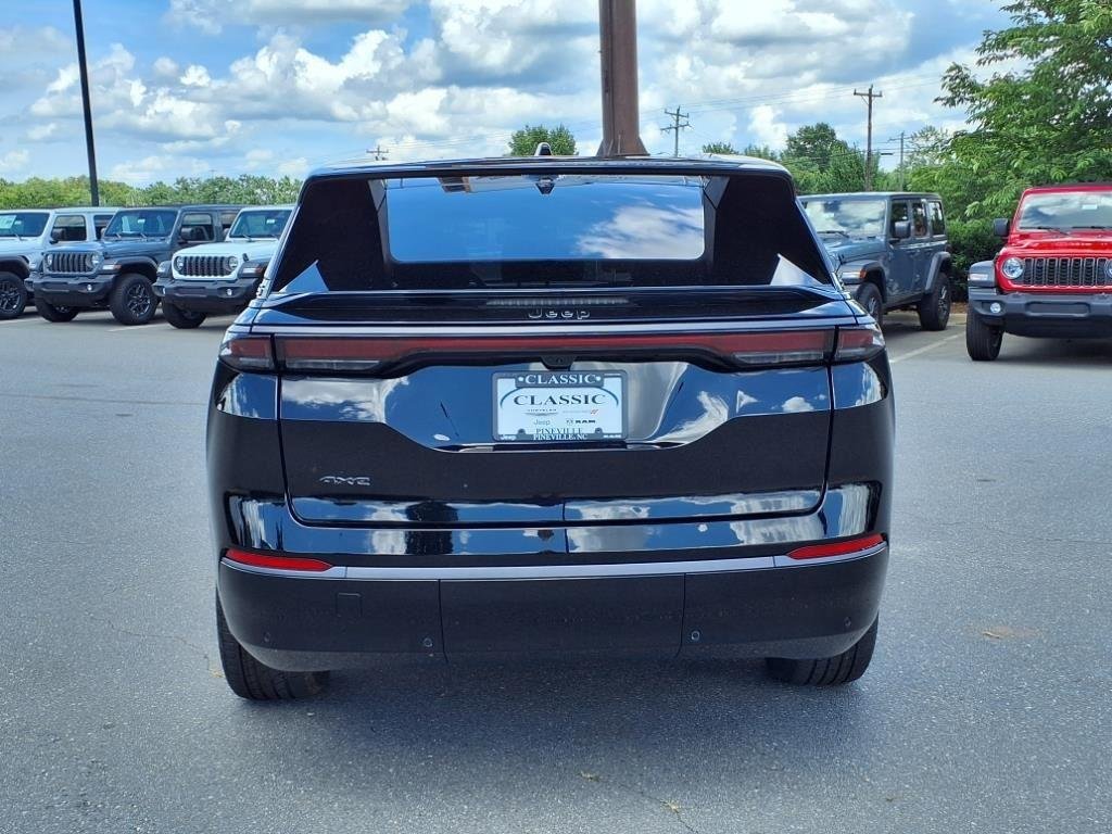 New 2025 Diamond Black Crystal Pearl-Coat Exterior Paint Jeep Limited image 18