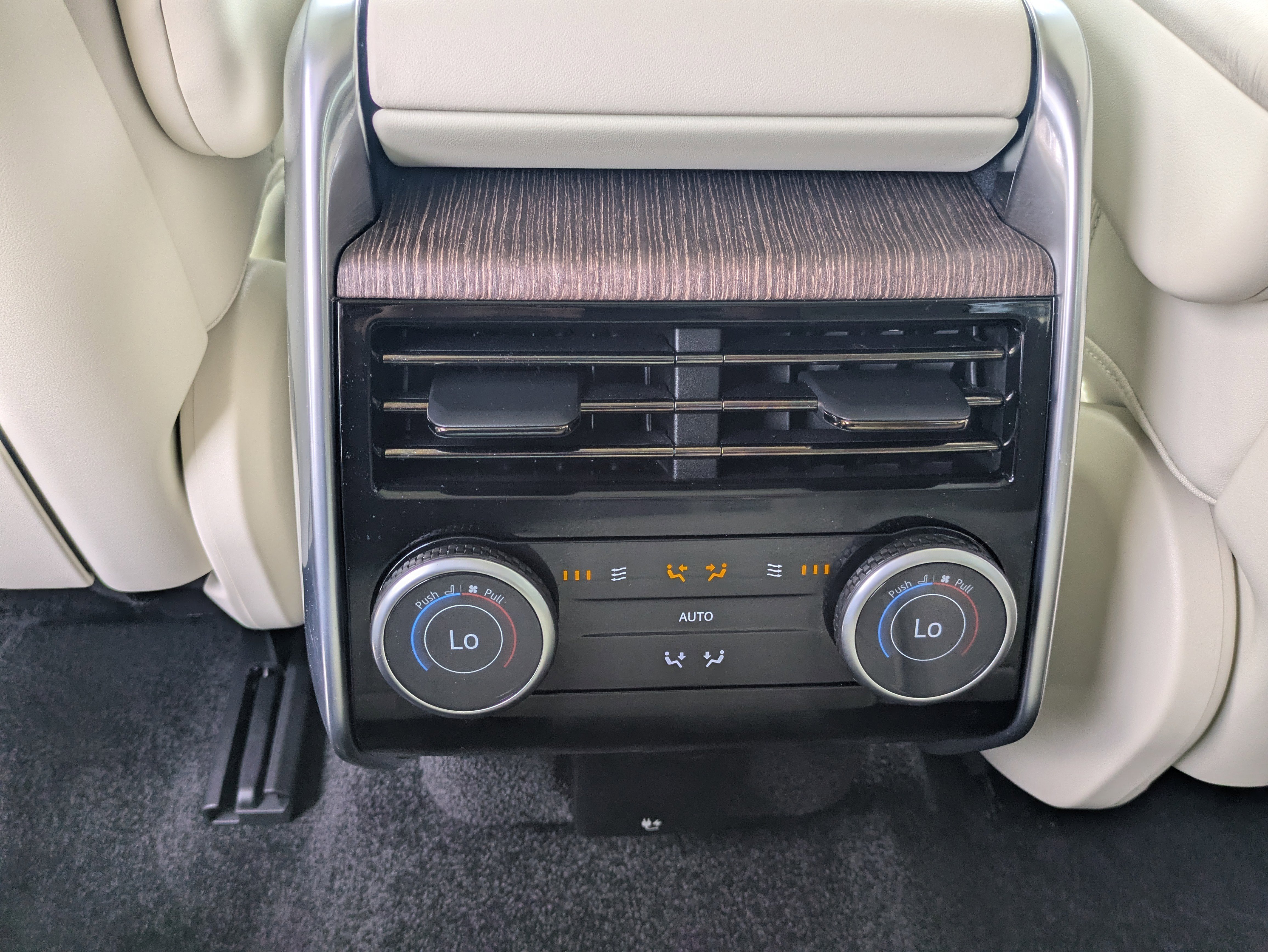 Used 2025 Belgravia Green Metallic Land Rover SE image 14