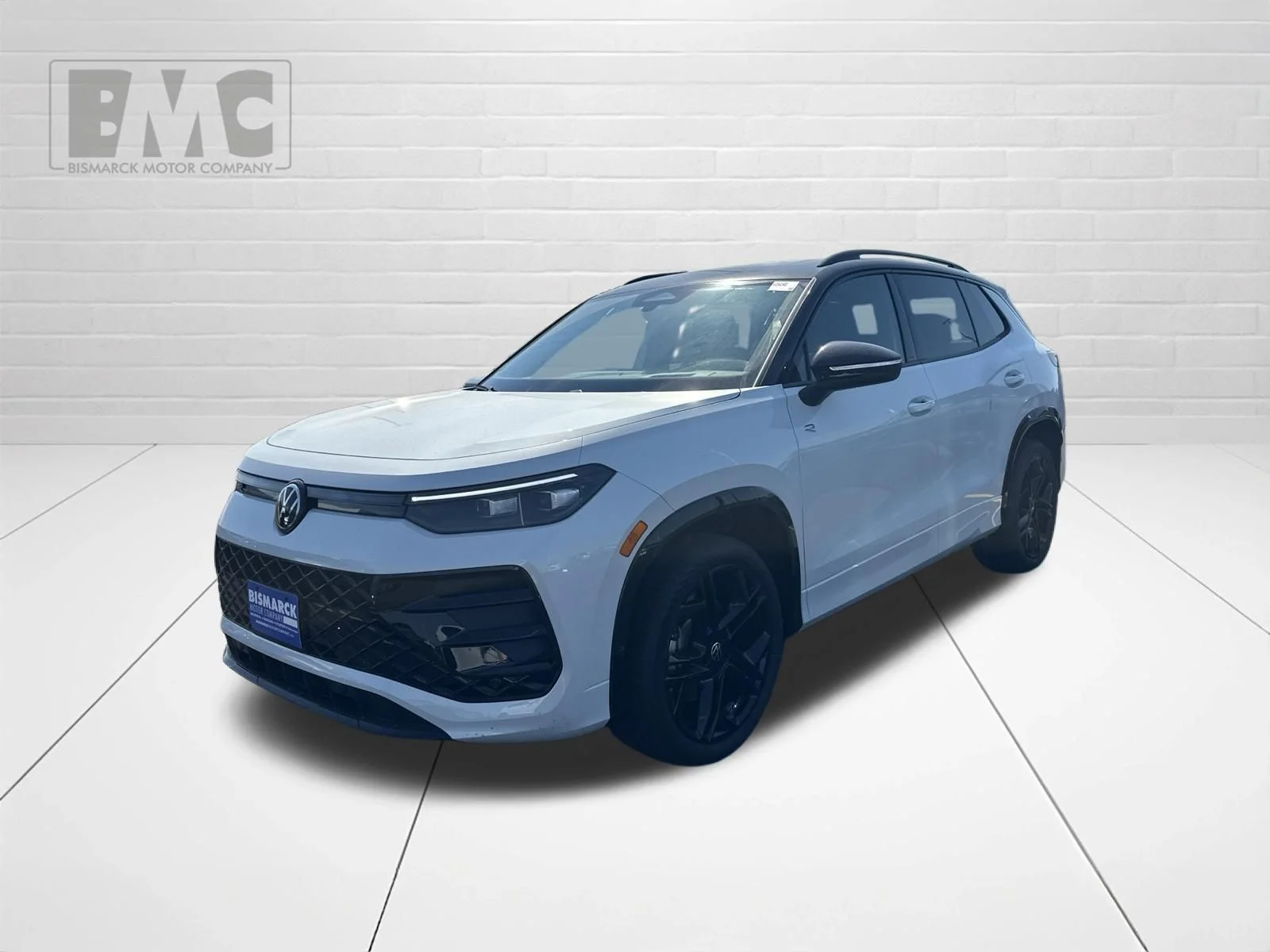 New 2026 White/off-white Volkswagen 2.0T SE R-Line Black image 1