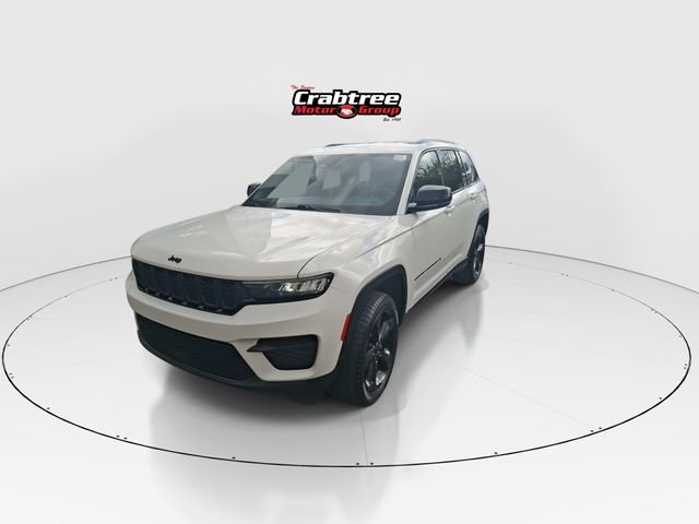 Used 2024 White Jeep Altitude image 4
