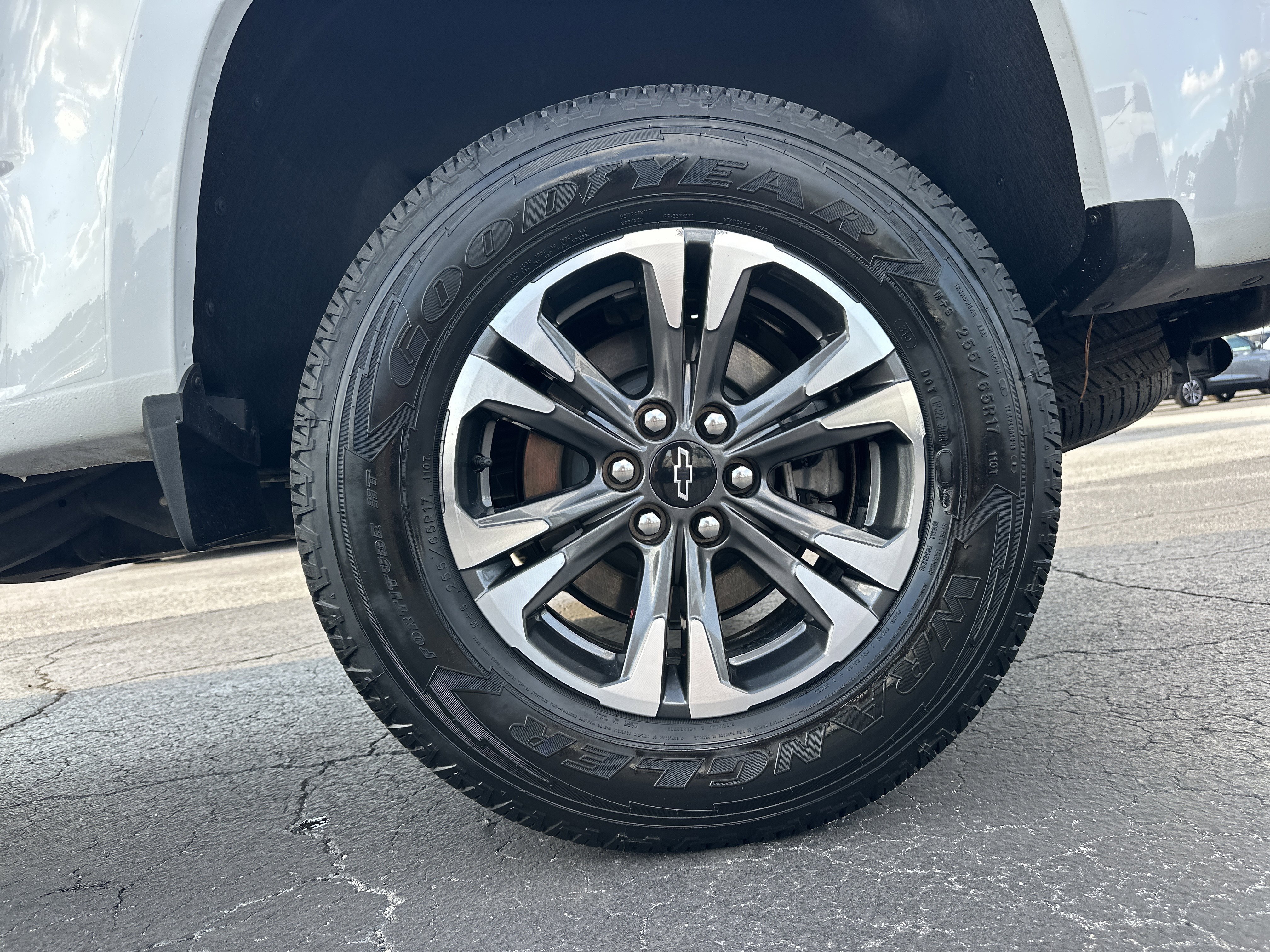 Used 2022 Summit White Chevrolet Z71 image 21