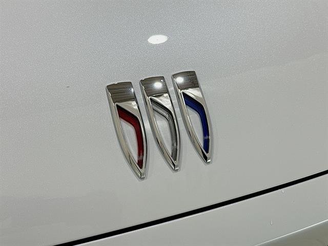 New 2026 Iridescent White Tricoat Buick Avenir image 31