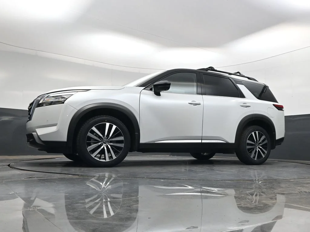 Used 2025 White Nissan Platinum image 45