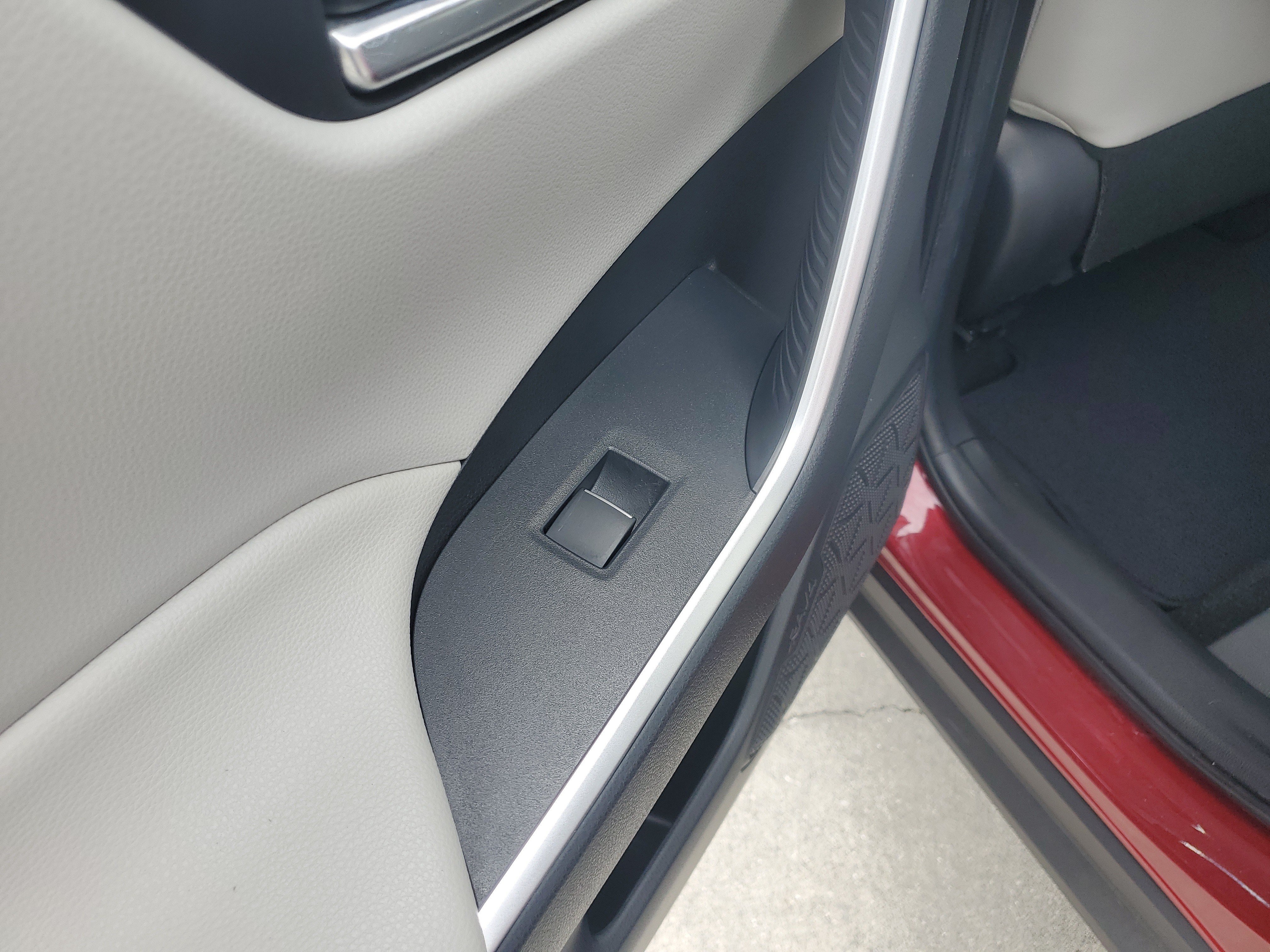 Used 2019 Pearl Toyota XLE Premium image 16