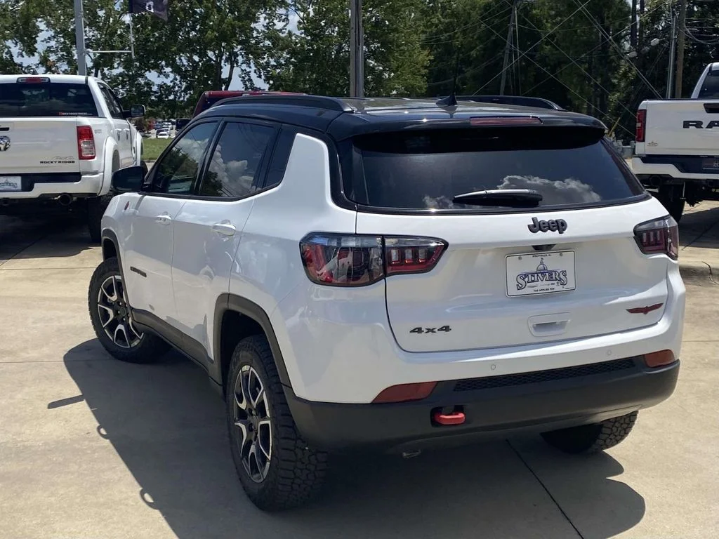 New 2026 Bright White Clear-Coat Exterior Paint Jeep Trailhawk image 32