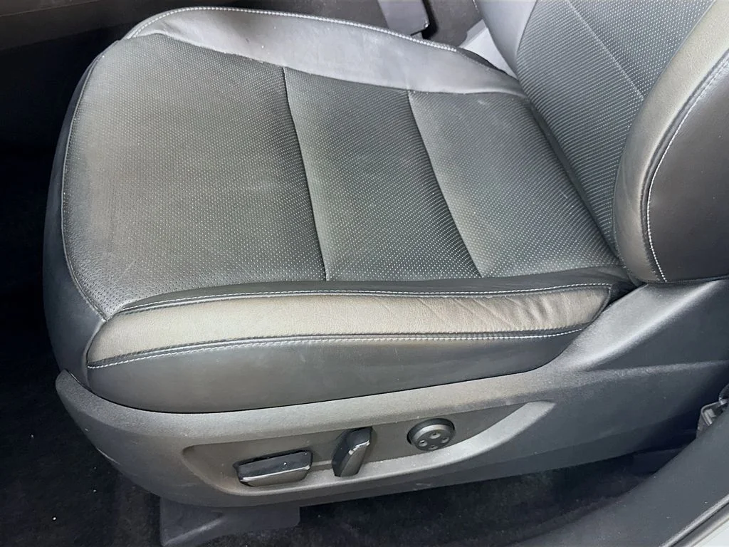 Certified Used 2023 White INFINITI LUXE image 25