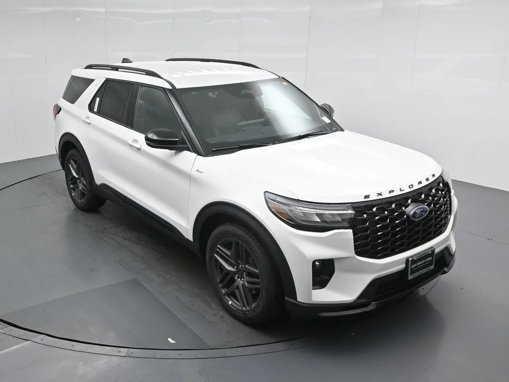New 2026 Star White Metallic Tri-Coat Ford ST-Line image 39