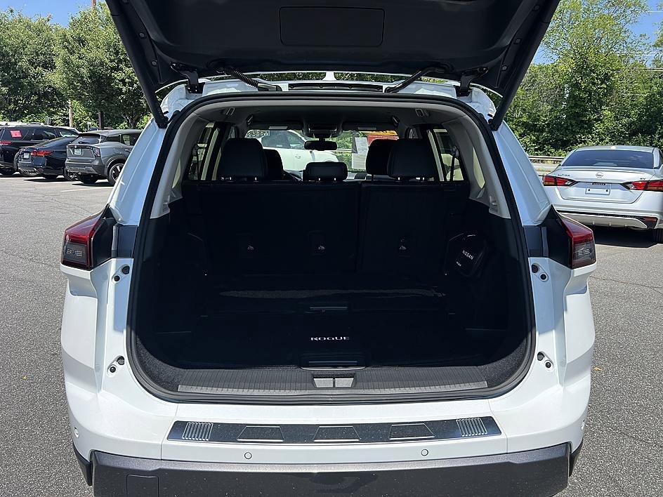 Used 2025 Everest White Pearl Nissan SL image 17