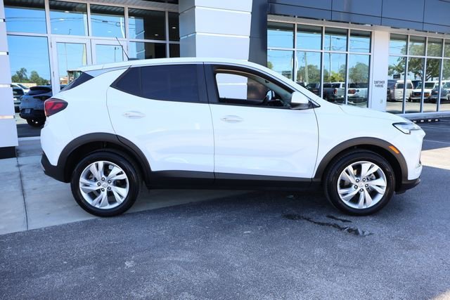 Used 2025 Summit White Buick Preferred image 10
