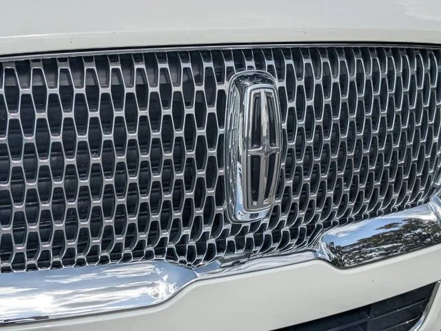 Used 2023 White Metallic Lincoln Reserve image 9
