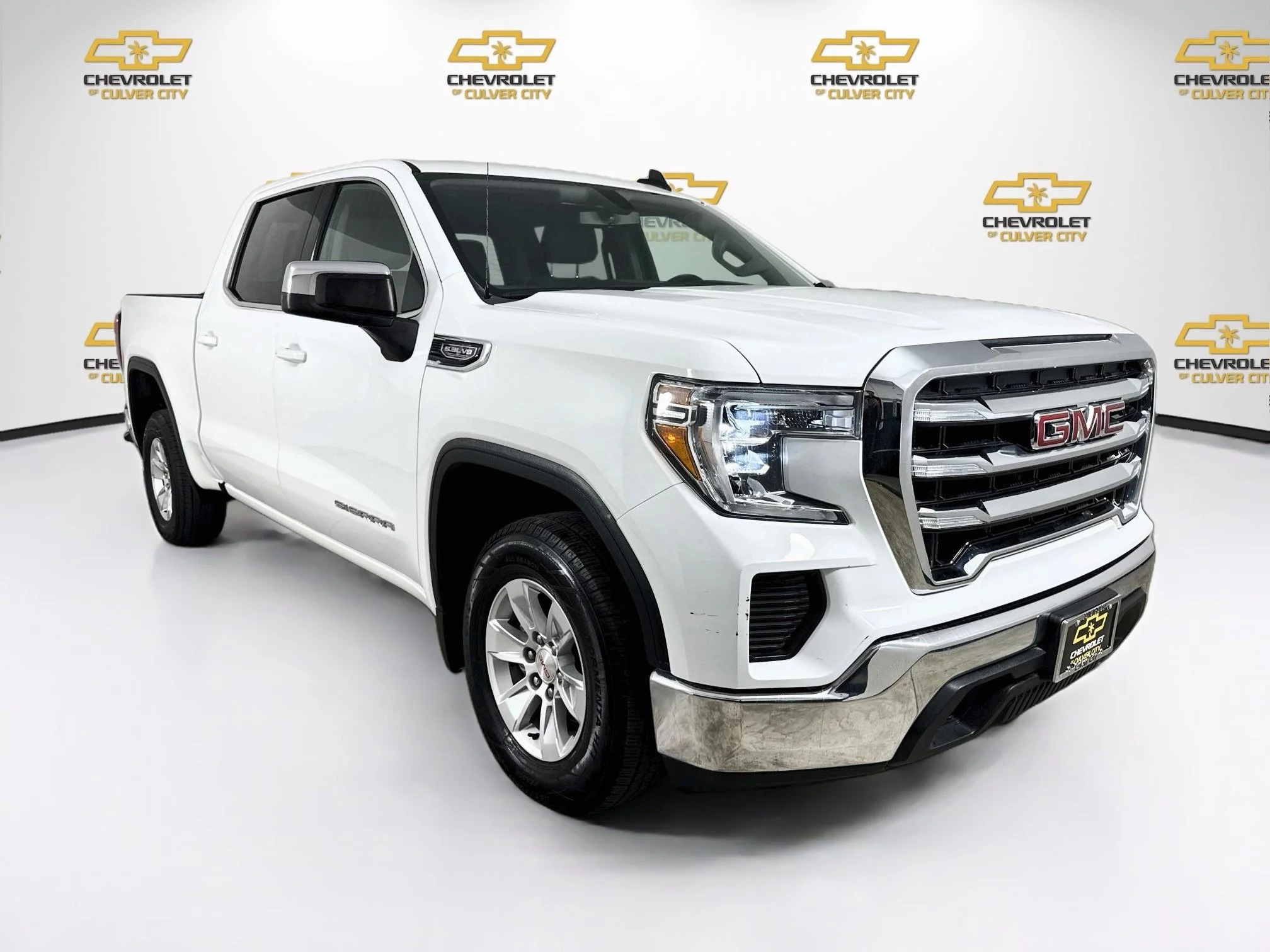 Used 2020 SUMMIT WHITE GMC SLE image 1