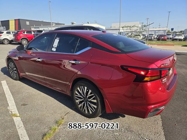 Used 2024 Scarlet NISSAN 2.5 SV image 3