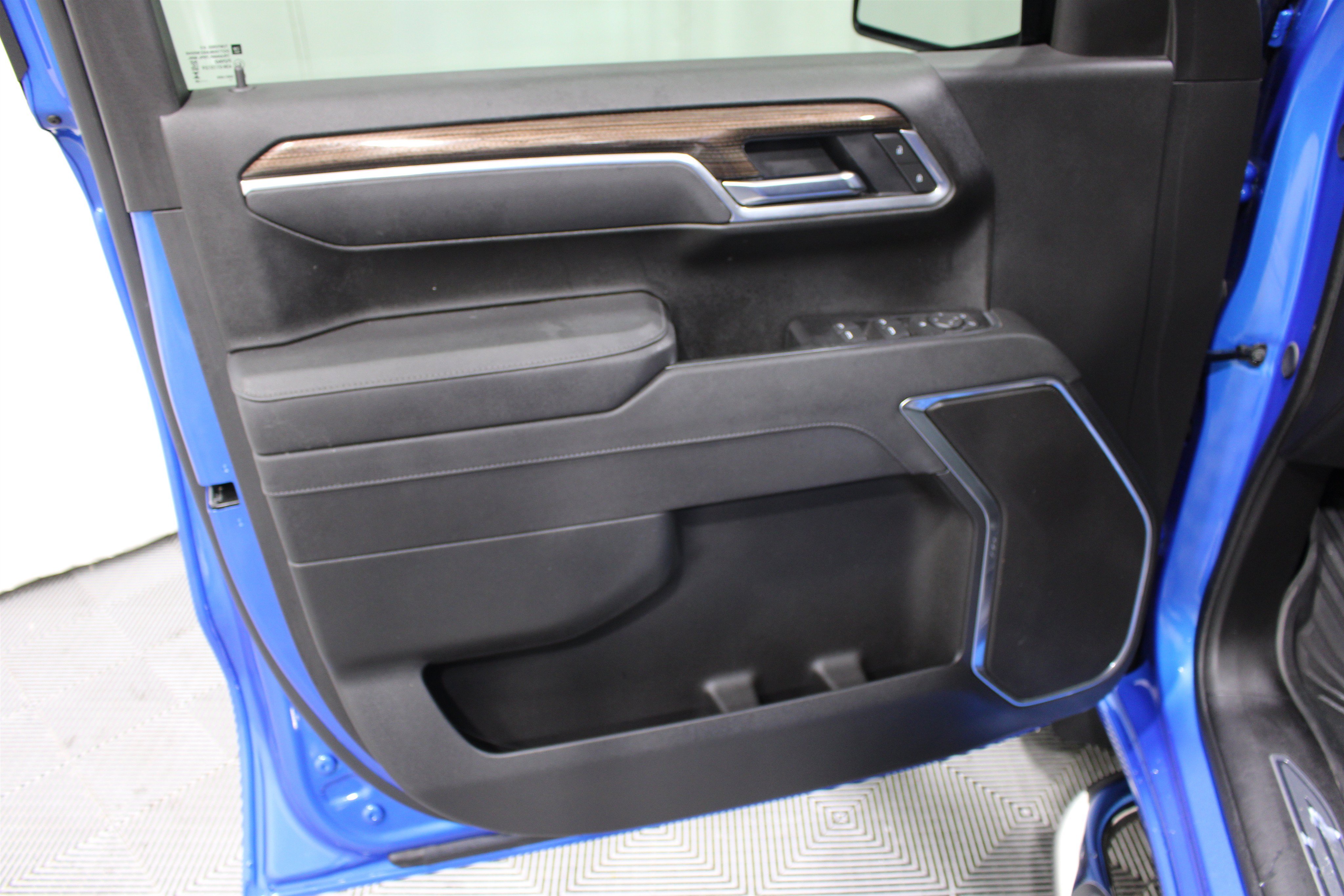 Used 2025 Riptide Blue Metallic Chevrolet LT image 6