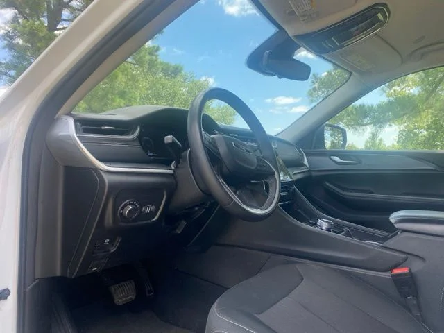 Used 2024 White/off-white Jeep Laredo image 18