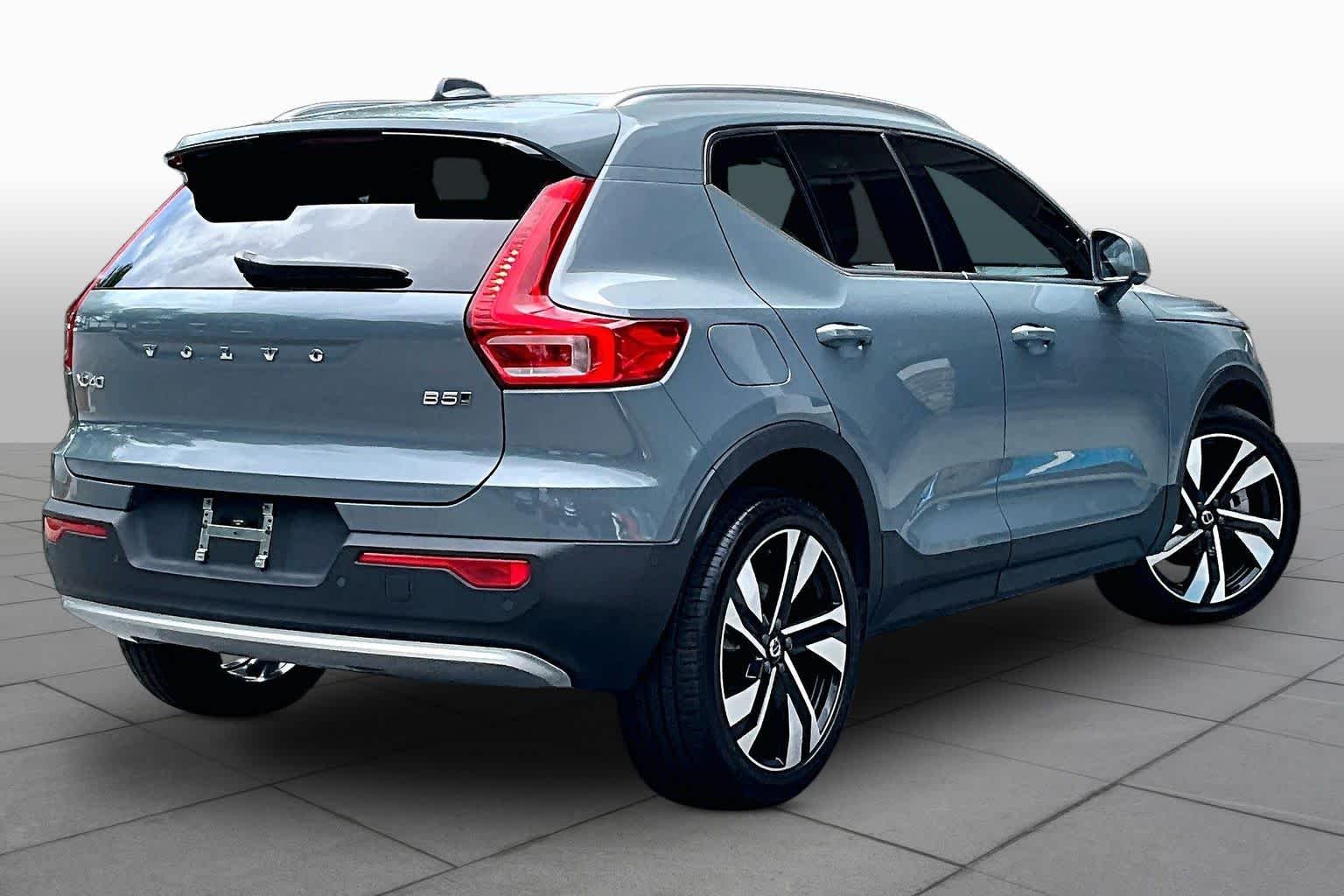Used 2023  Volvo Plus Bright Theme image 13