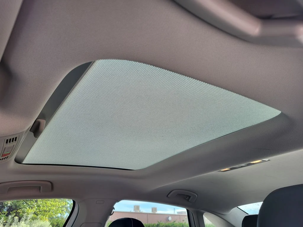 Used 2022 Oryx White Pearl Volkswagen SE w/ Sunroof image 13