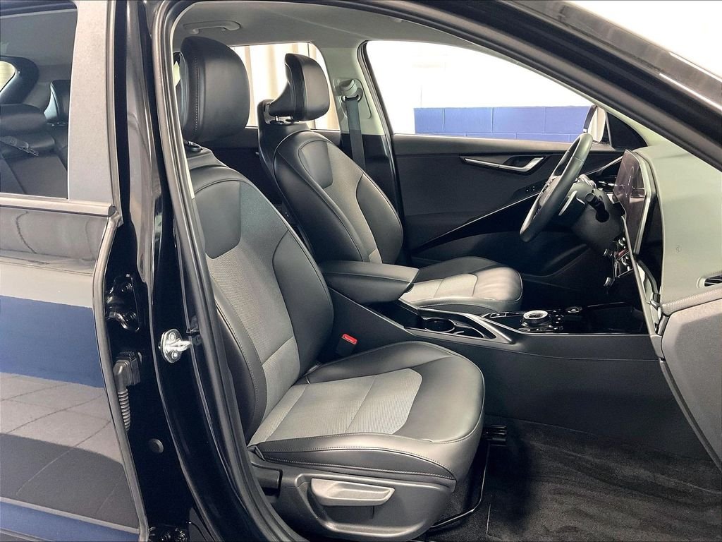 Used 2025 Black Kia Wind image 11