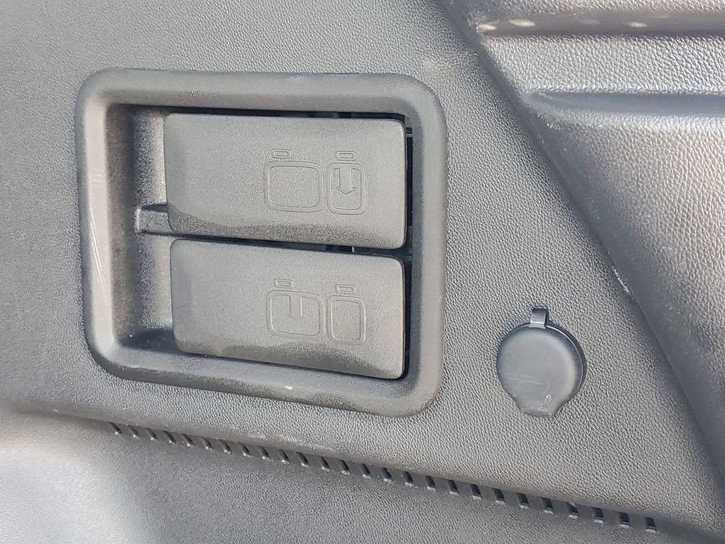 Used 2021 White GMC SLE image 9