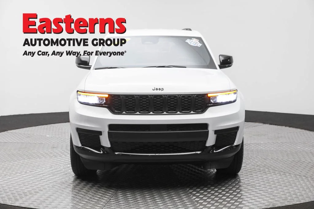 Used 2024 White Jeep Altitude image 2