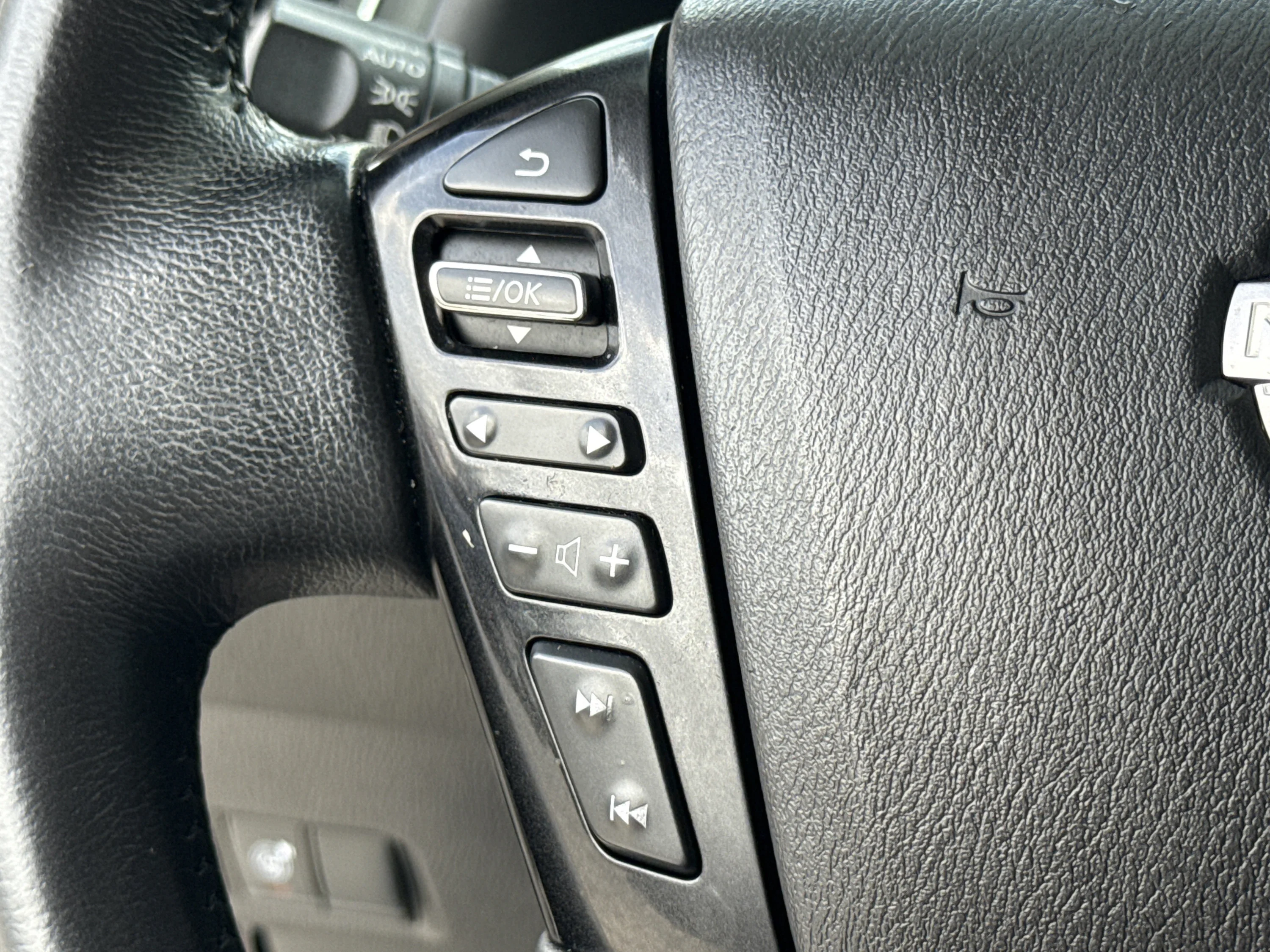 Used 2022 Super Black Nissan SL image 43