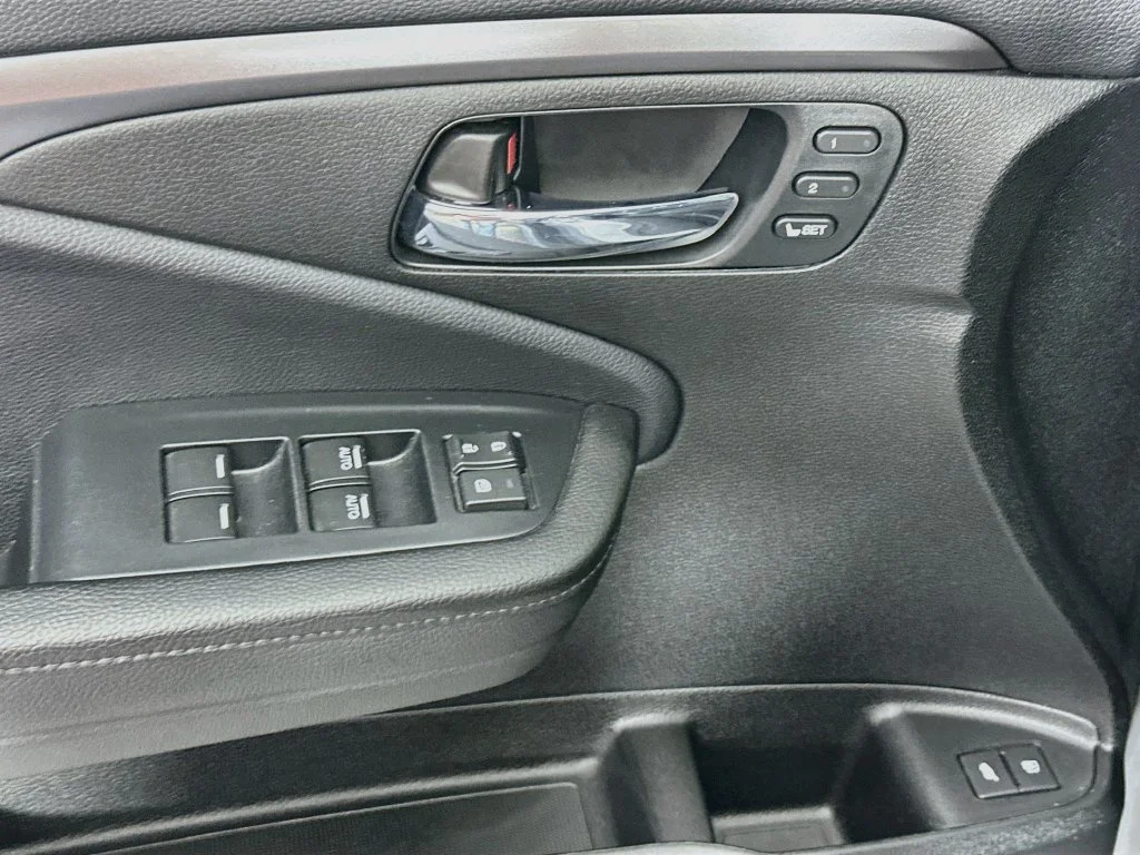 Used 2021  Honda EX-L image 18
