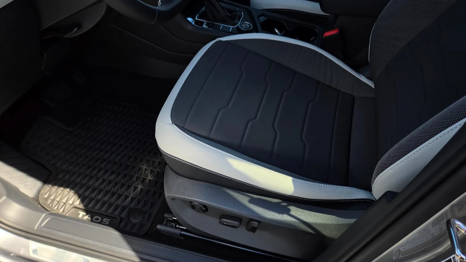 2025 Volkswagen Taos SE - Photo 20