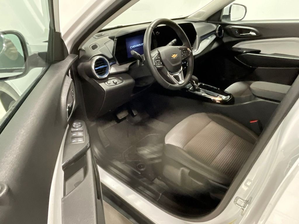 Used 2025 White Chevrolet LT image 18