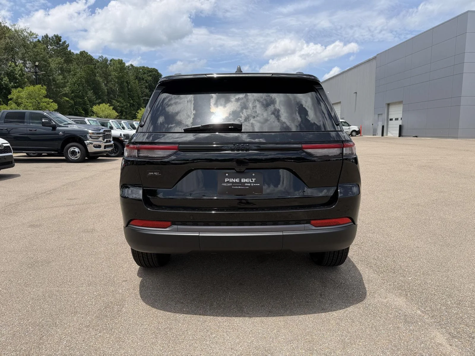 New 2026 Diamond Black Crystal Pearl-Coat Exterior Paint Jeep Laredo Altitude image 5