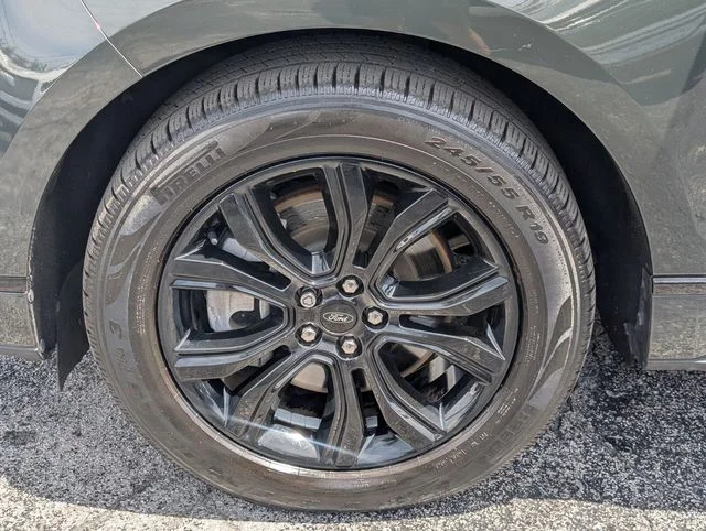 Used 2022 Forged Green Metallic Ford SE image 18