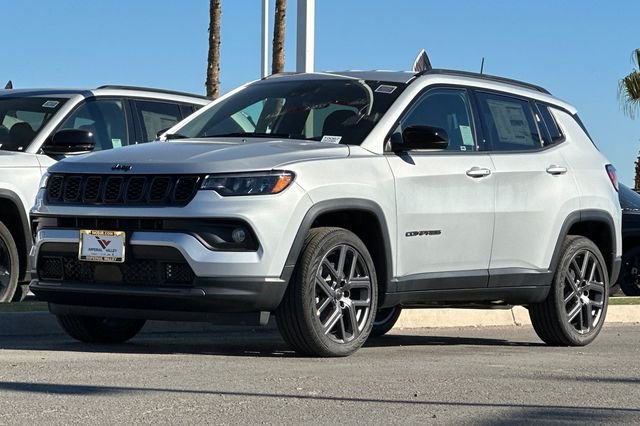 New 2026 Silver Zynith Metallic Clearcoat Jeep Latitude image 11