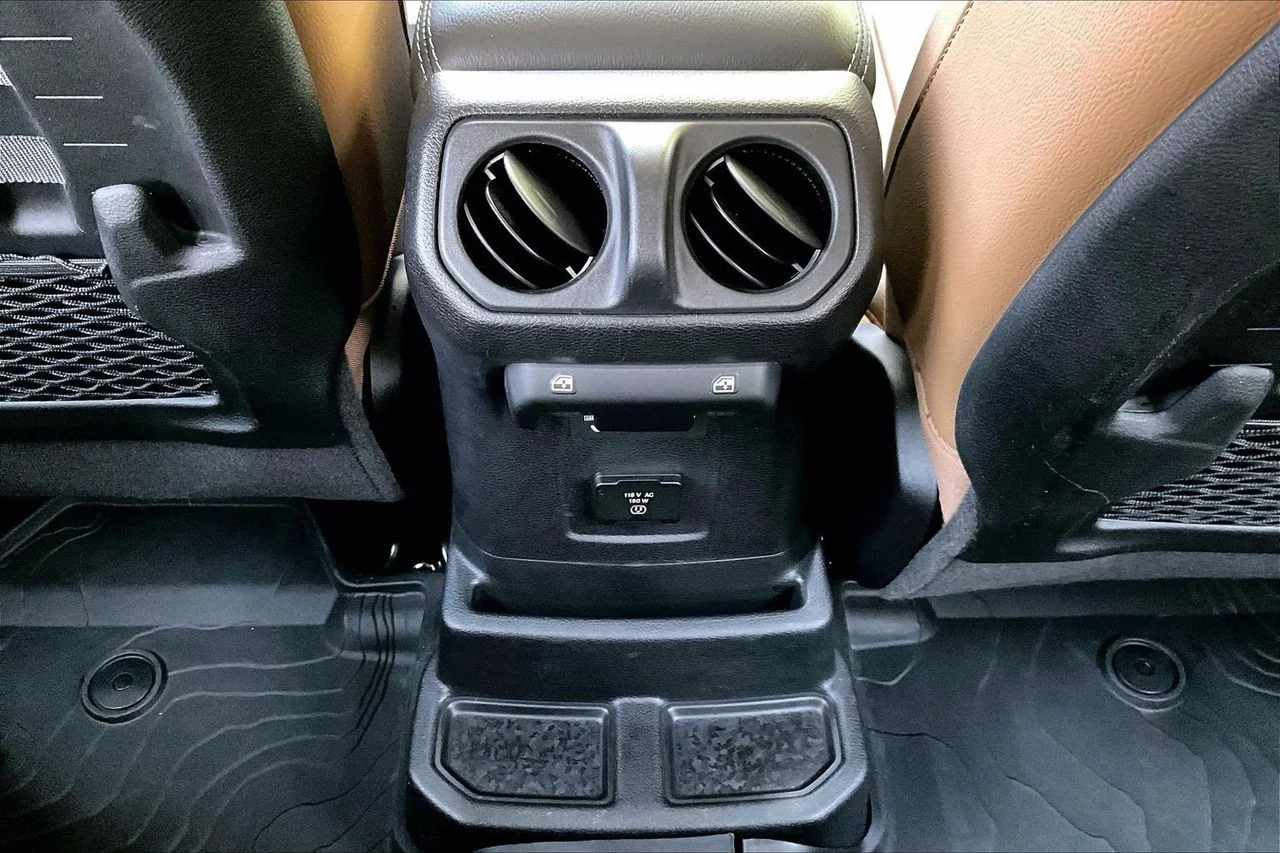 Used 2021 White Jeep Rubicon image 16