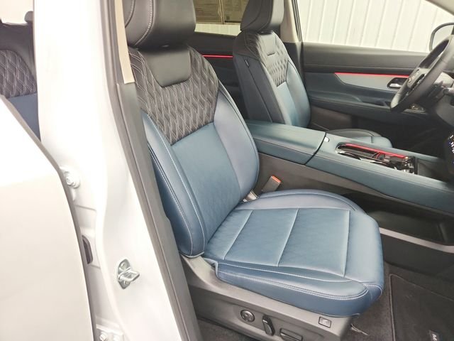 Used 2025 White Nissan Platinum image 40