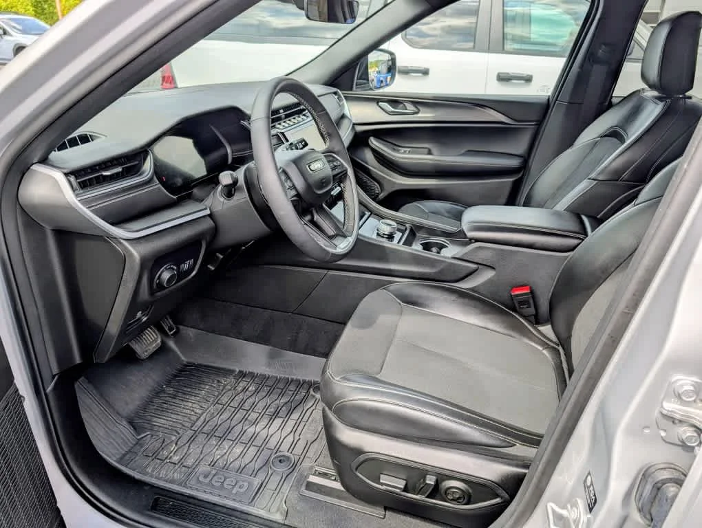 Used 2025 Silver Zynith Jeep Altitude X image 9