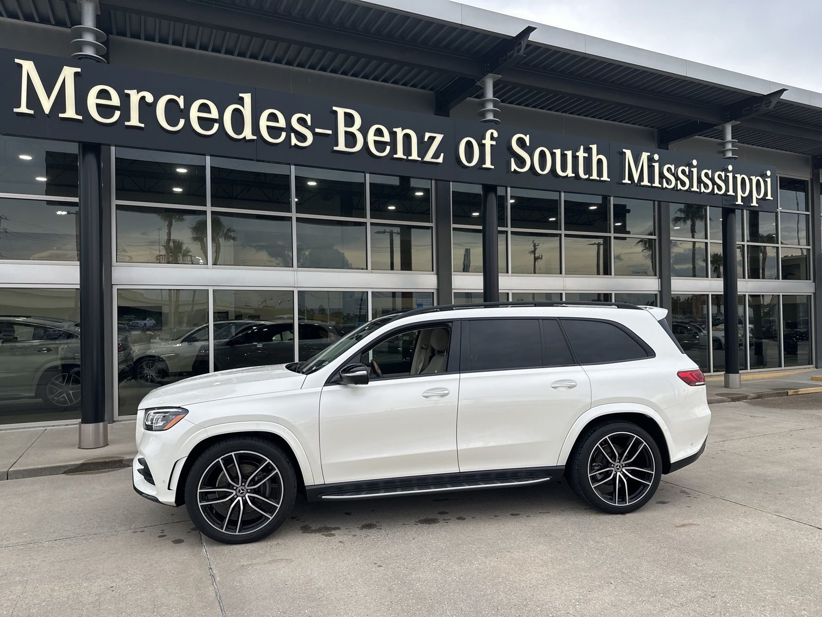 2023 Mercedes-Benz GLS GLS580's photo