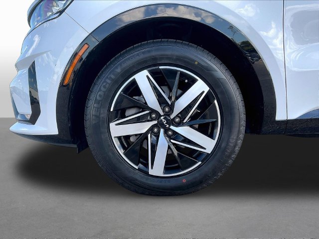Used 2023 White Kia S image 36