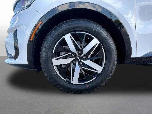 Used 2023 White Kia S image 36