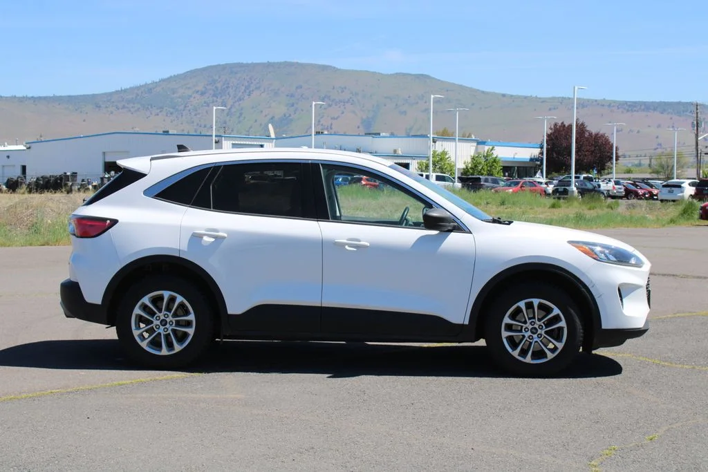 Used 2022 Oxford White Ford SE image 7