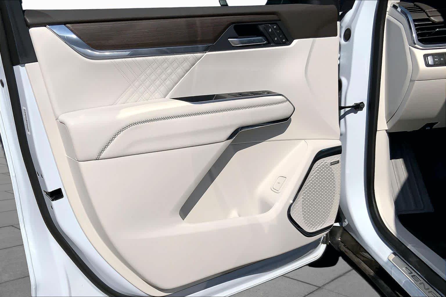 Used 2026 Glacier White Tricoat GMC FWD Denali image 22