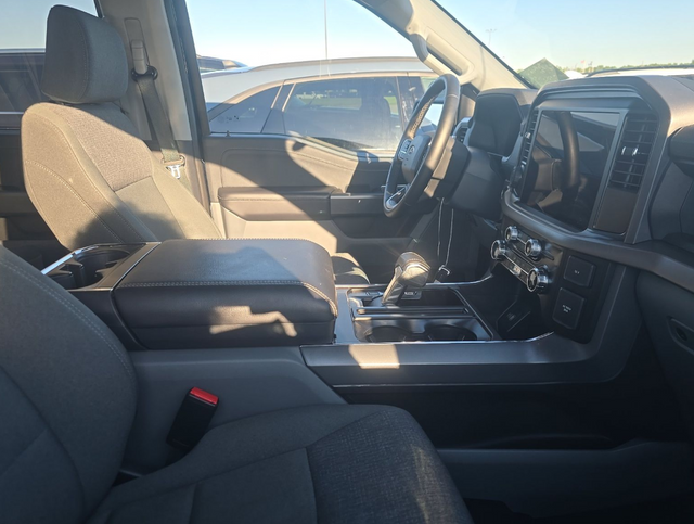 Used 2025 Blue Ford XLT image 3