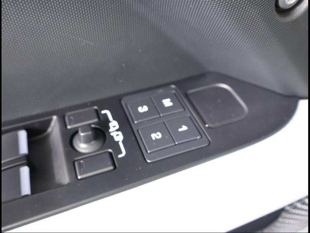Used 2023 Eiger Grey Metallic Land Rover 110 S image 11