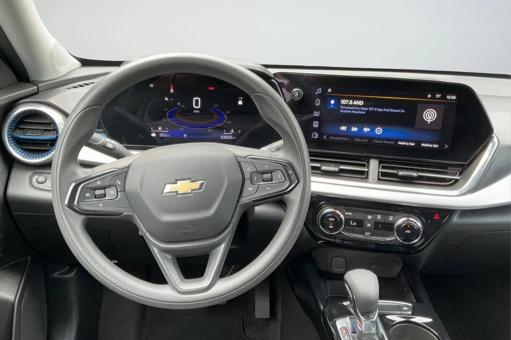 2025 Chevrolet Trax LT - Photo 13