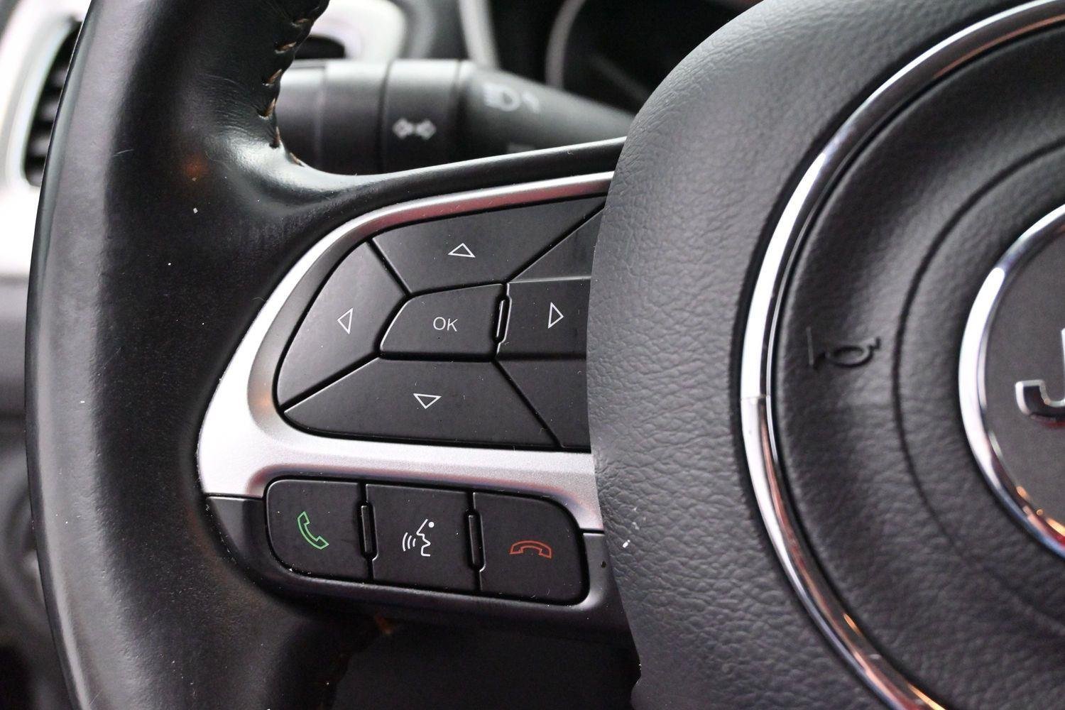 Used 2018 Diamond Black Crystal Pearlcoat Jeep Latitude image 16