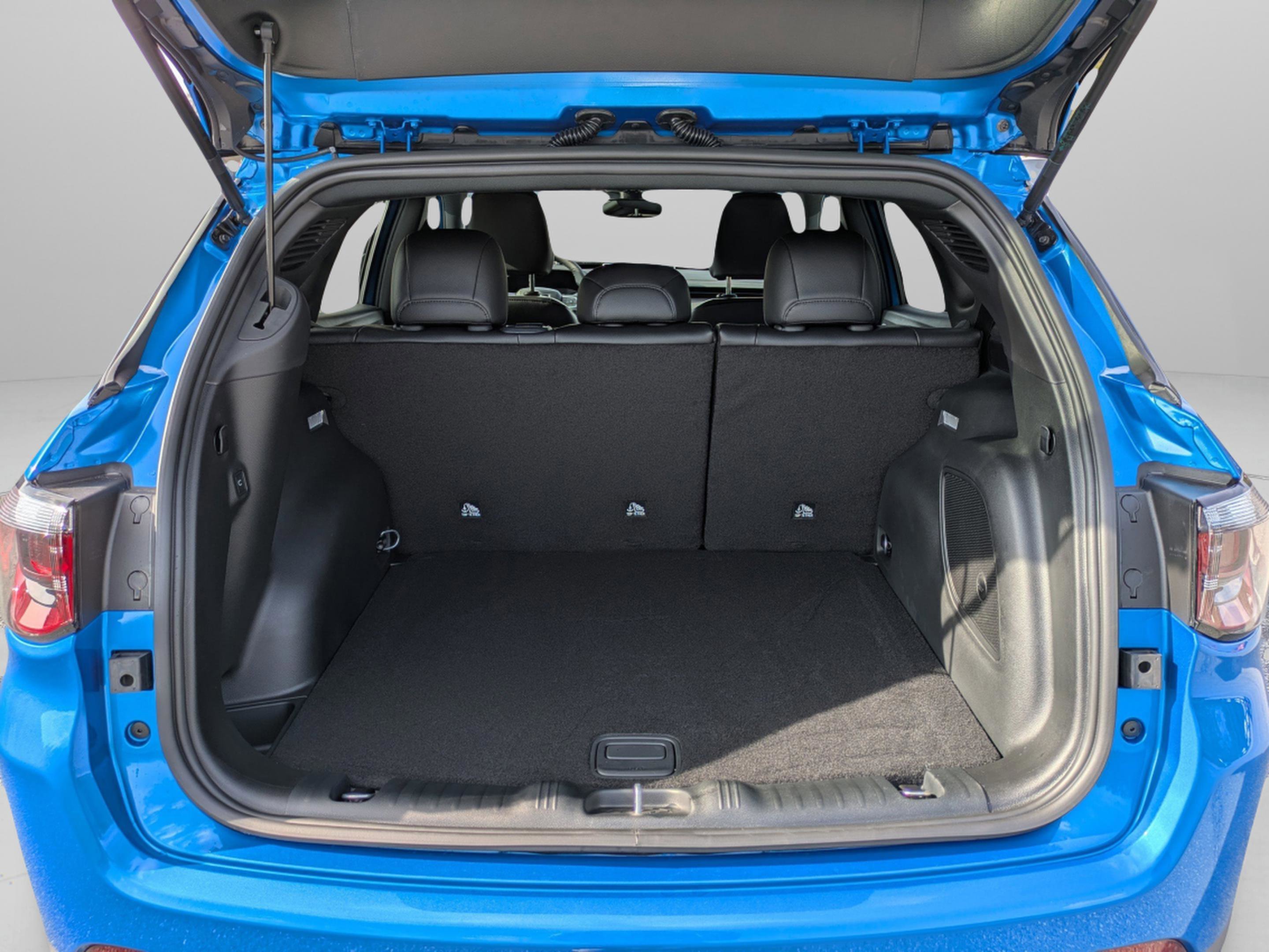 New 2026 Hydro Blue Pearlcoat Jeep Latitude Altitude image 9