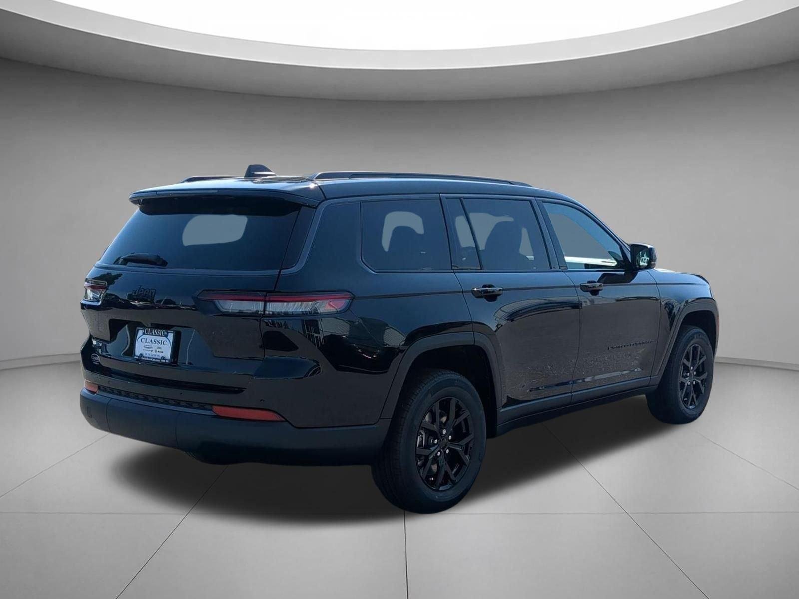 New 2026 Diamond Black Crystal Pearl-Coat Exterior Paint Jeep Laredo Altitude image 5