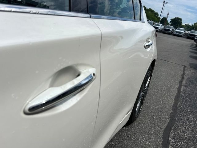 Used 2019 White INFINITI Red Sport 400 image 18