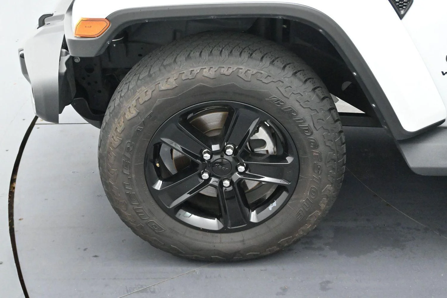 Used 2023 White Jeep Sahara Altitude image 32